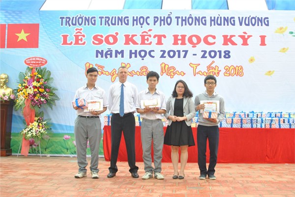 Phát thưởng HS nhất khối.jpg